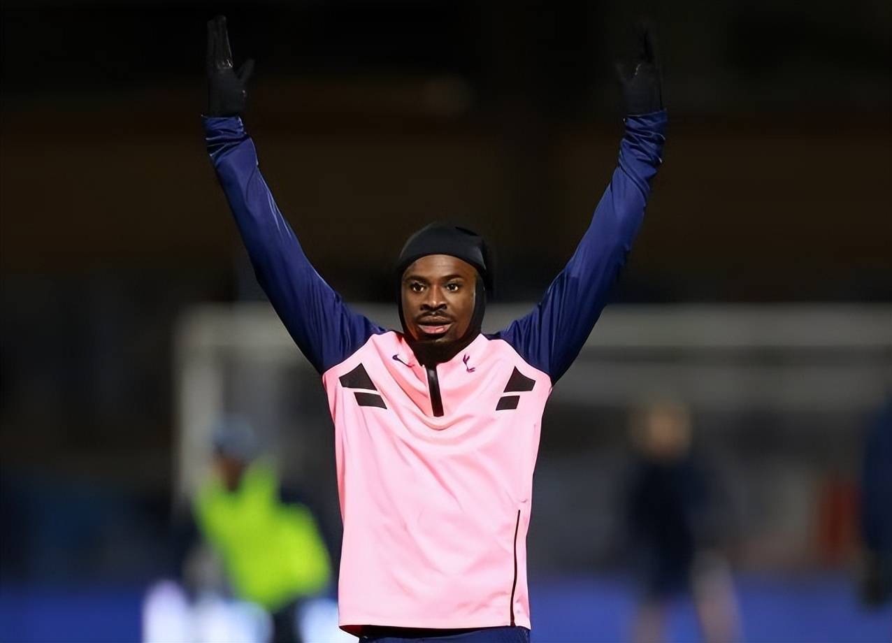 亚泰球迷拉横幅：欢迎莱昂纳多回家球员面对旧主的简单介绍  第2张