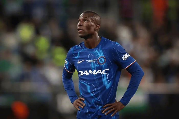 包含切尔西决定取消出租杰克逊转会交易再生变数的词条