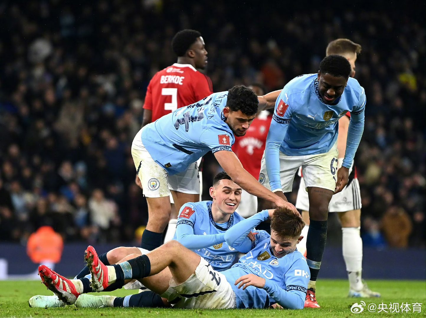 曼城希望在年底之前敲定罗德里的续约与福登的谈判进展顺利的简单介绍  第2张