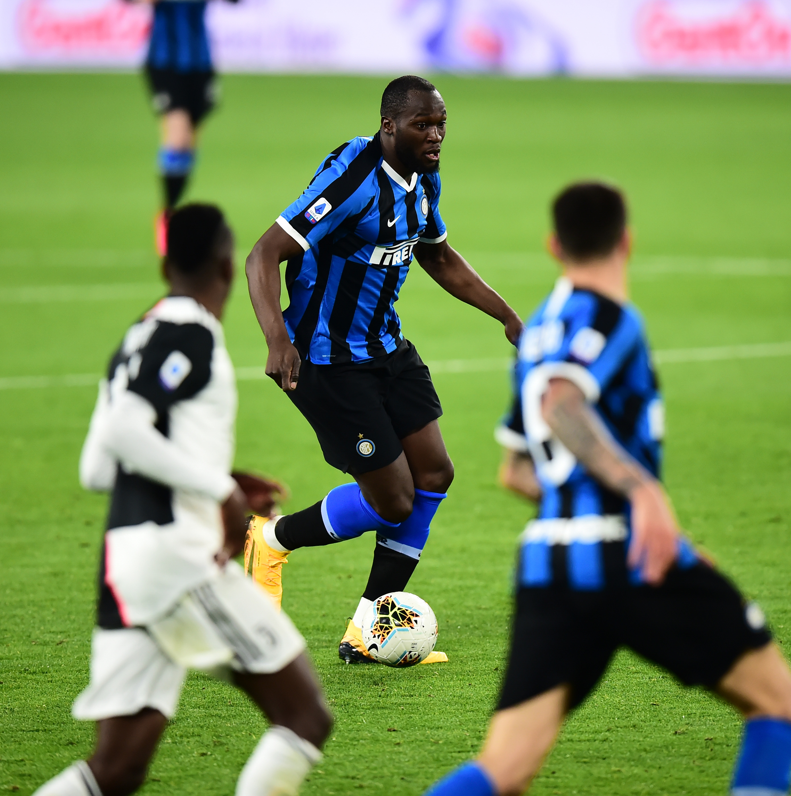 关于卢卡库左大腿肌肉严重损伤预计缺阵三个月的信息