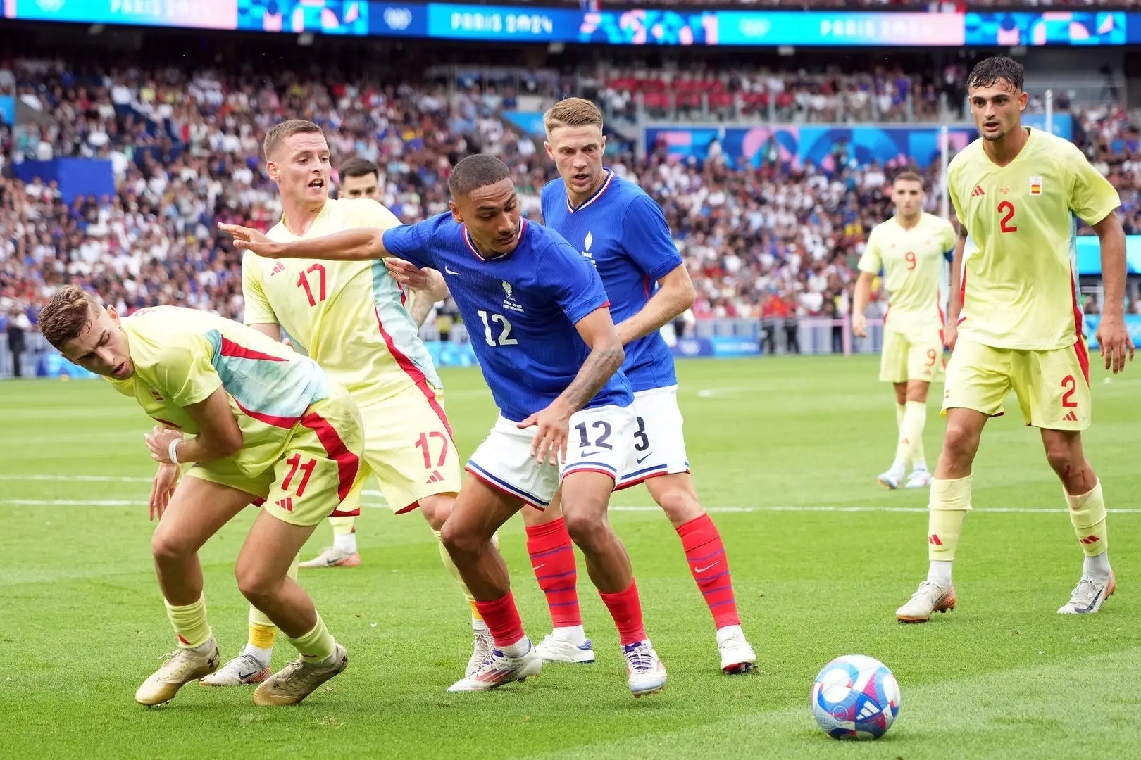 关于阿根廷男足国家队在西班牙训练吸引两万多名观众的信息  第1张