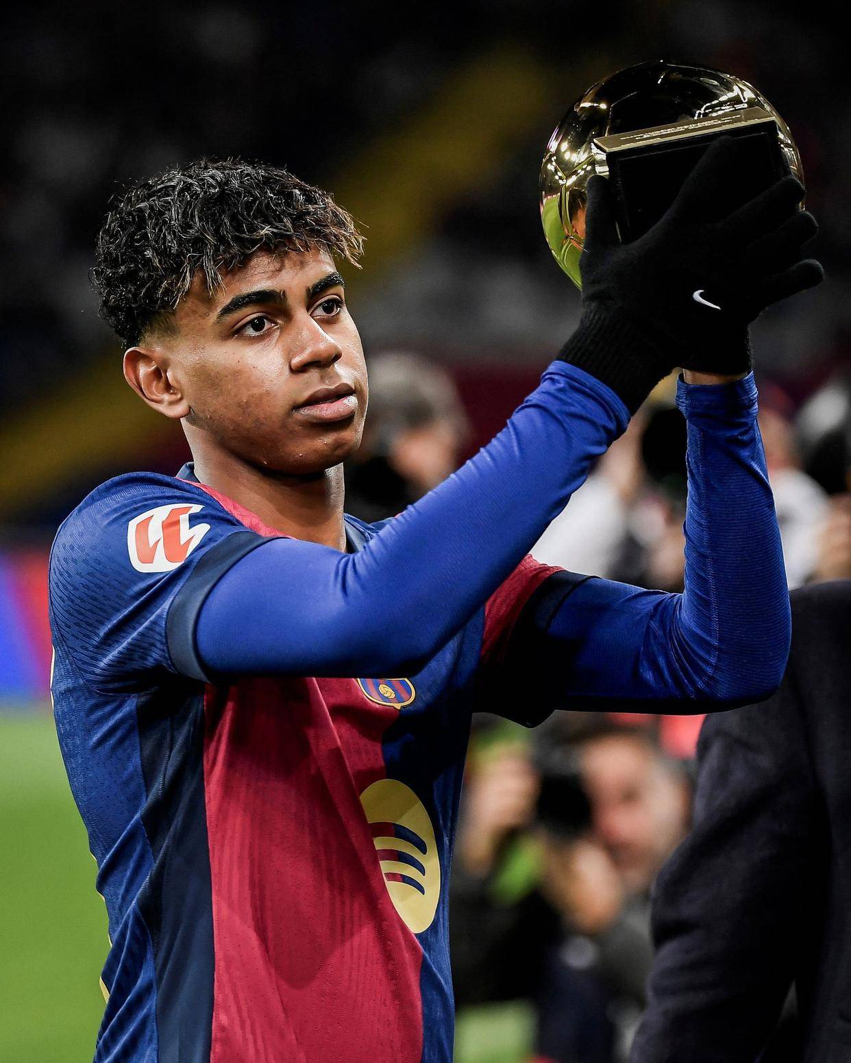 包含亚马尔跻身足坛最高收入前十本赛季收入将达到4300万美元的词条