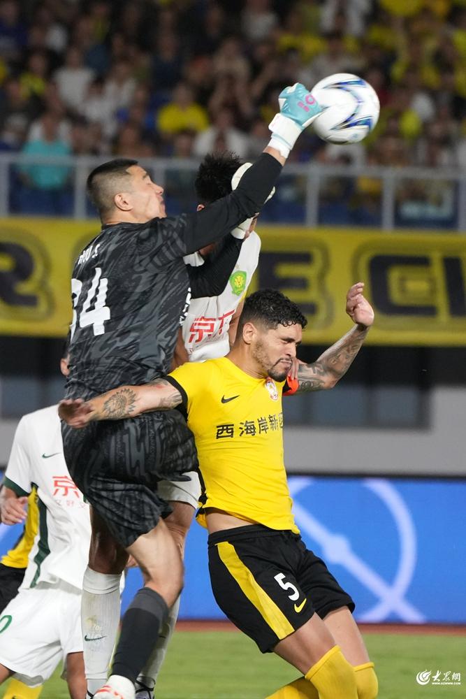 足协杯1/8决赛大连鲲城0-2青岛西海岸阿齐兹破僵戴维森锁胜局的简单介绍  第1张