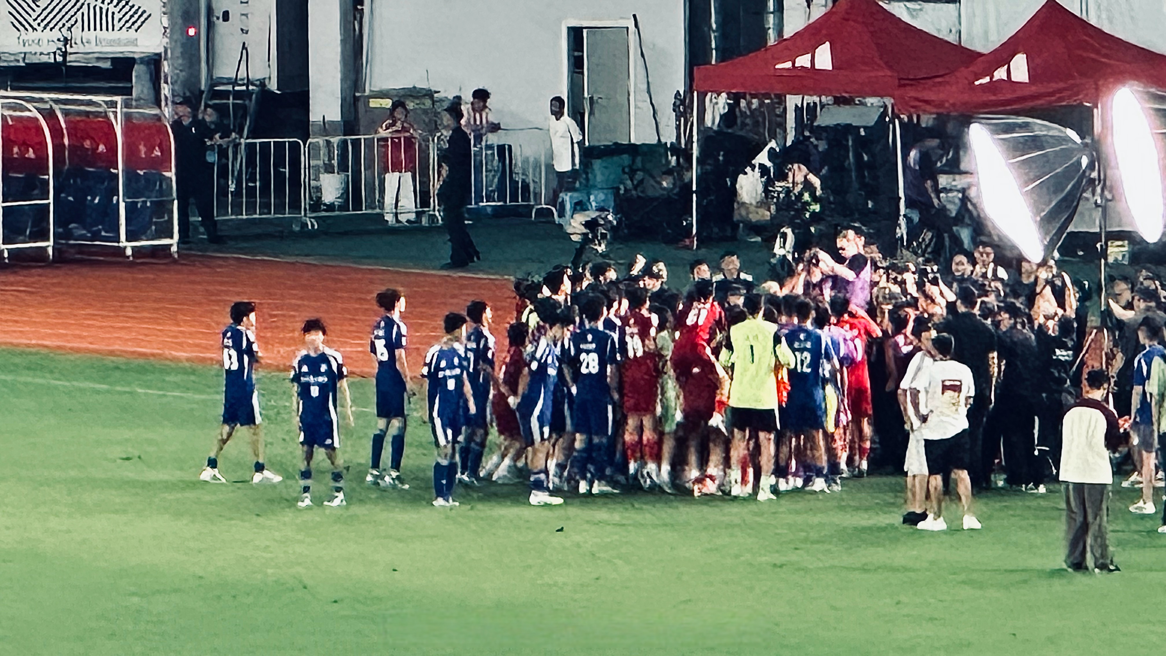 西班牙媒体关注亚马尔中国行球员已抵达上海  第2张