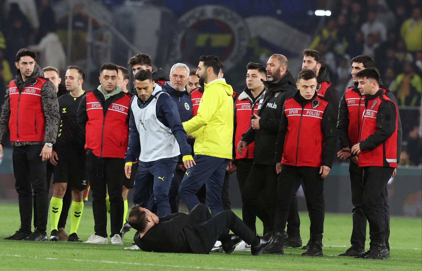 塞梅多加盟费内巴切穆里尼奥防线迎强援的简单介绍  第1张