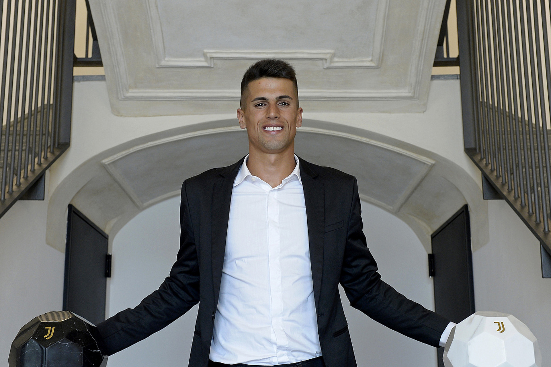 包含埃文弗格森租借加盟罗马并含有买断条款的词条  第1张