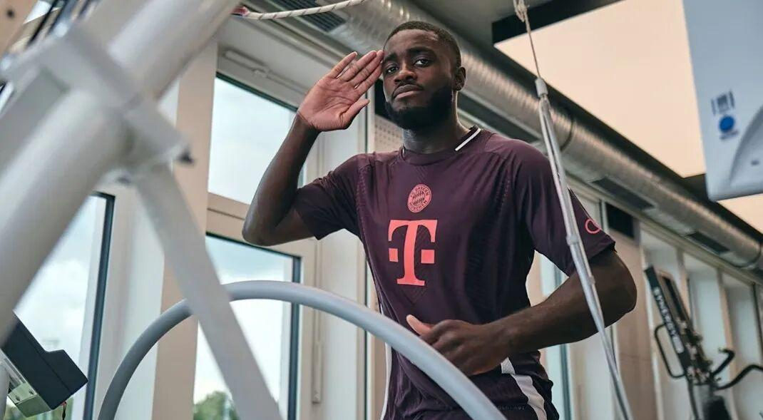 包含拜仁迫切希望与于帕梅卡诺续约球员吸引其他其他球队关注的词条  第1张