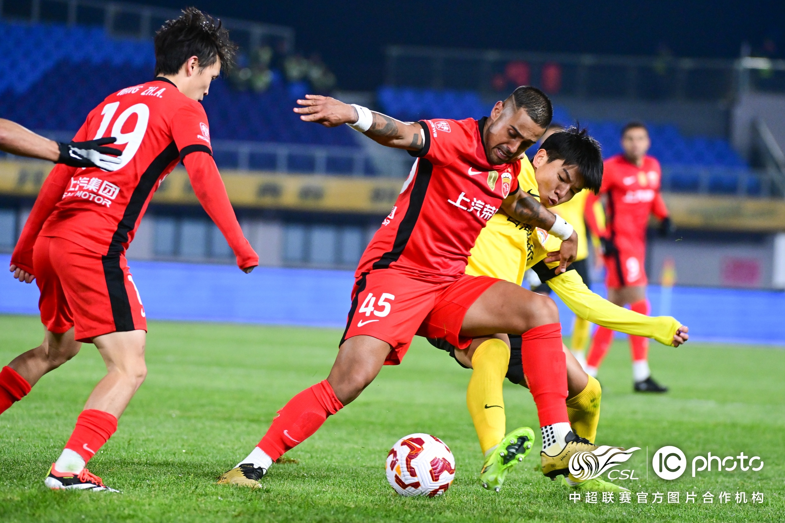 包含中超争冠形势更新：成都紧追下一轮对阵青岛西海岸的词条