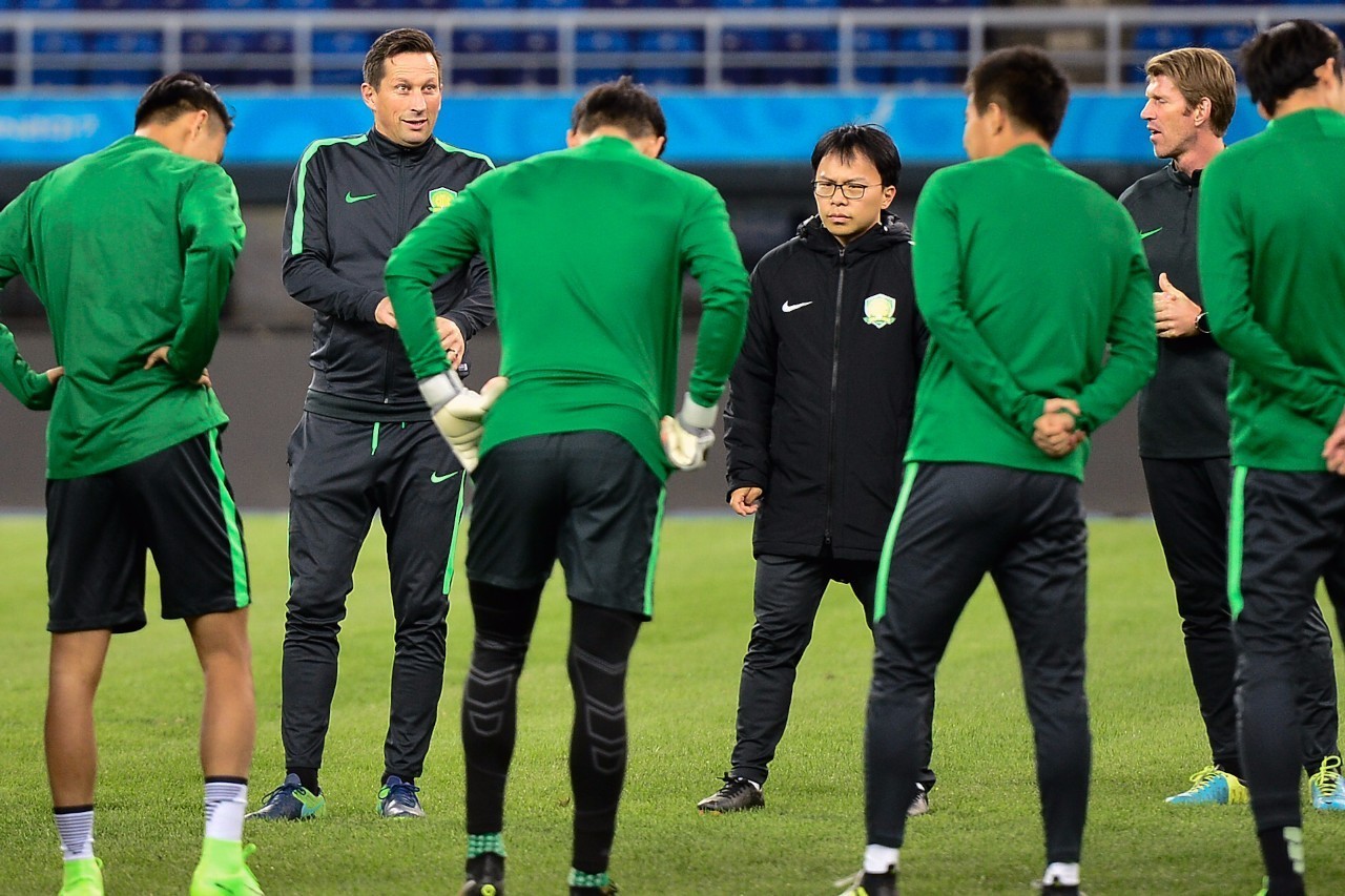 关于张稀哲在国安商店当收银员为顾客结账的信息  第1张