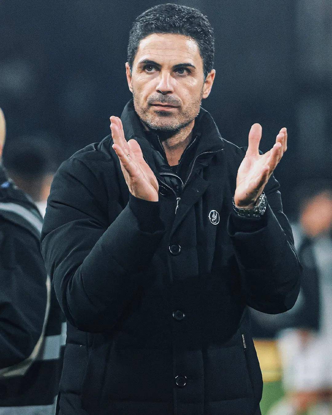 包含阿森纳10月保持全胜零丢球球队在联赛排名榜首的词条