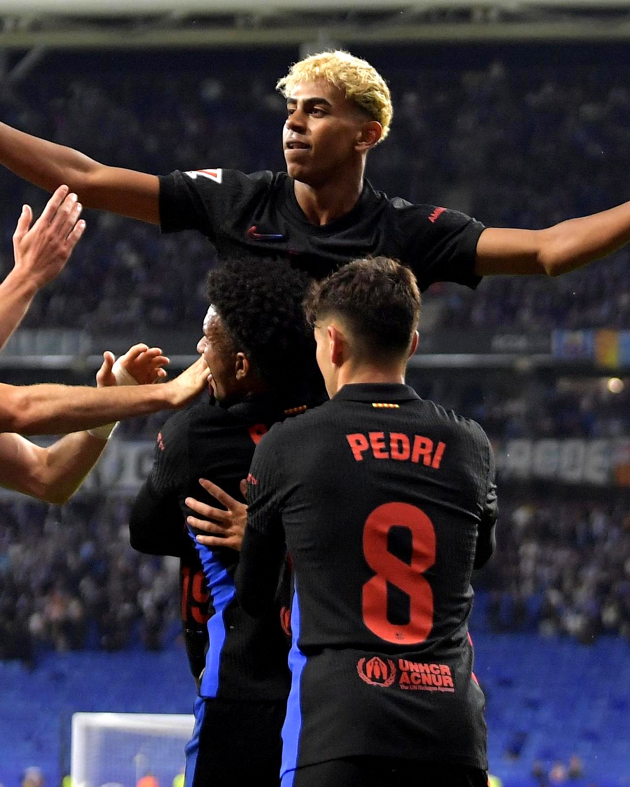 关于亚马尔训练场戏耍莱万和加维巴萨开启新赛季备战的信息  第1张